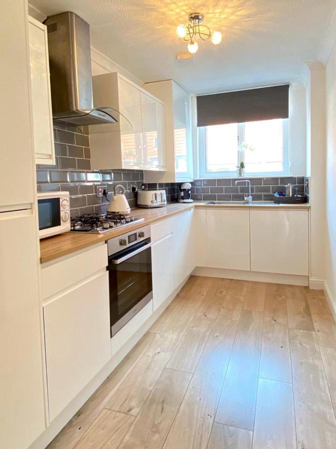 3 Bedroom - 2 Bathroom Townhouse In Corstorphine Near Murrayfield Stadium - Direct Bus To Edinburgh City Centre In 20 Minutes - Two Private Parking Spaces - Private Sunny Garden - Recently Refurbished מראה חיצוני תמונה