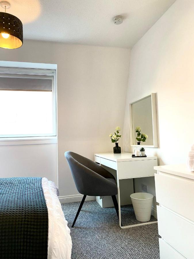3 Bedroom - 2 Bathroom Townhouse In Corstorphine Near Murrayfield Stadium - Direct Bus To Edinburgh City Centre In 20 Minutes - Two Private Parking Spaces - Private Sunny Garden - Recently Refurbished מראה חיצוני תמונה