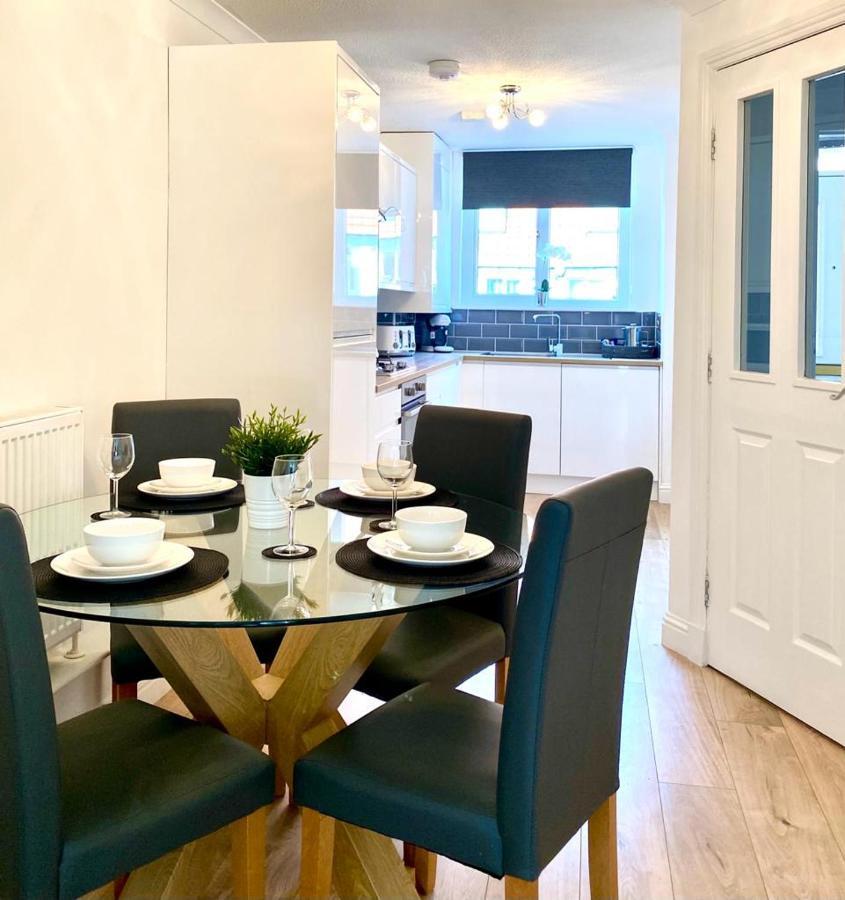 3 Bedroom - 2 Bathroom Townhouse In Corstorphine Near Murrayfield Stadium - Direct Bus To Edinburgh City Centre In 20 Minutes - Two Private Parking Spaces - Private Sunny Garden - Recently Refurbished מראה חיצוני תמונה