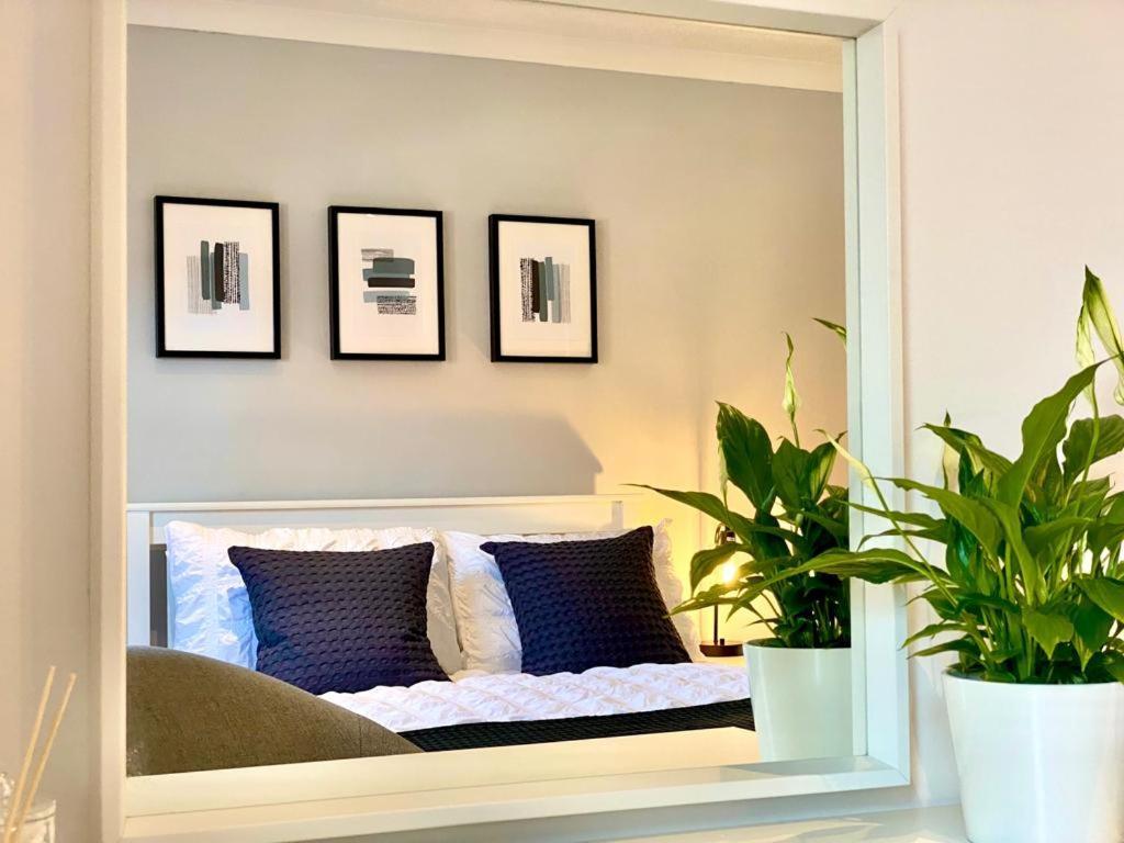 3 Bedroom - 2 Bathroom Townhouse In Corstorphine Near Murrayfield Stadium - Direct Bus To Edinburgh City Centre In 20 Minutes - Two Private Parking Spaces - Private Sunny Garden - Recently Refurbished מראה חיצוני תמונה