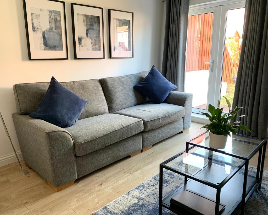 3 Bedroom - 2 Bathroom Townhouse In Corstorphine Near Murrayfield Stadium - Direct Bus To Edinburgh City Centre In 20 Minutes - Two Private Parking Spaces - Private Sunny Garden - Recently Refurbished מראה חיצוני תמונה