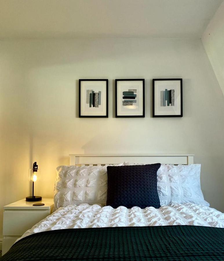 3 Bedroom - 2 Bathroom Townhouse In Corstorphine Near Murrayfield Stadium - Direct Bus To Edinburgh City Centre In 20 Minutes - Two Private Parking Spaces - Private Sunny Garden - Recently Refurbished מראה חיצוני תמונה