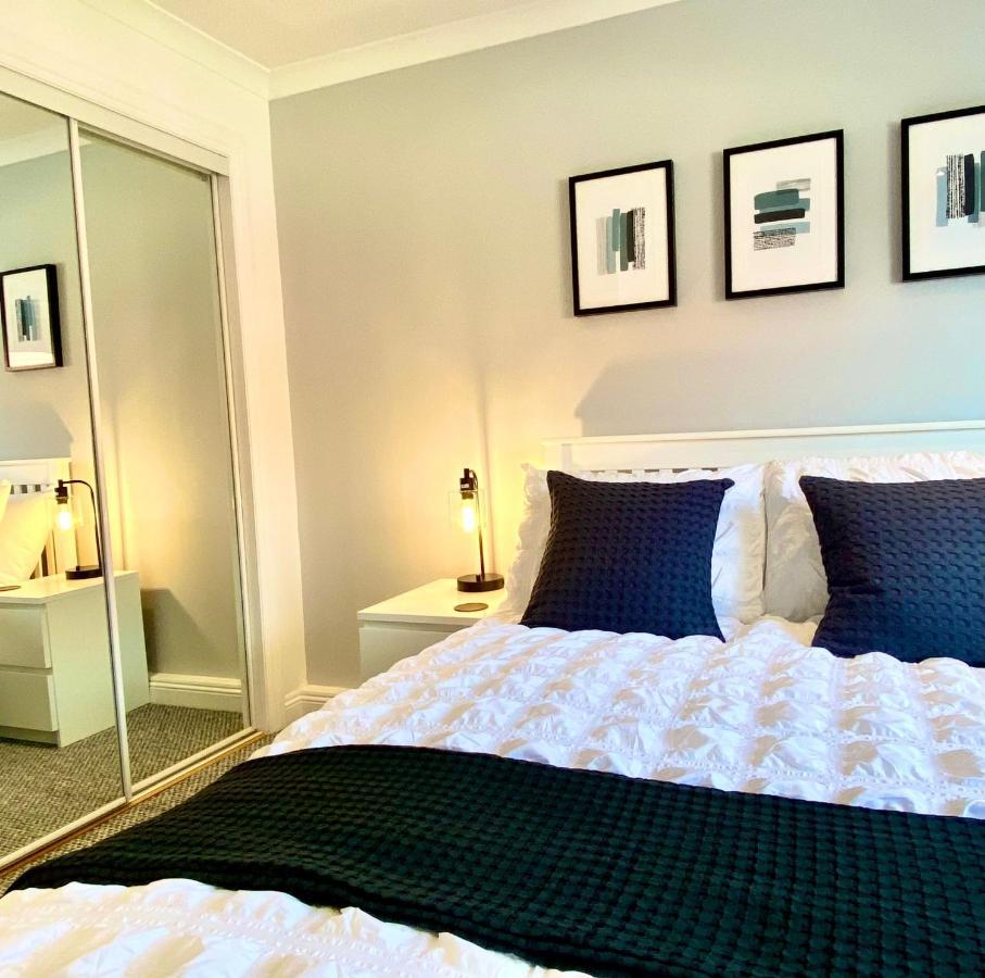 3 Bedroom - 2 Bathroom Townhouse In Corstorphine Near Murrayfield Stadium - Direct Bus To Edinburgh City Centre In 20 Minutes - Two Private Parking Spaces - Private Sunny Garden - Recently Refurbished מראה חיצוני תמונה