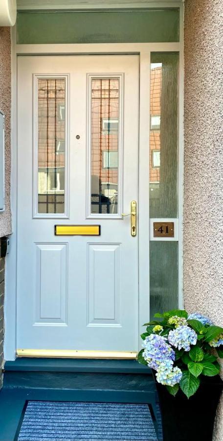 3 Bedroom - 2 Bathroom Townhouse In Corstorphine Near Murrayfield Stadium - Direct Bus To Edinburgh City Centre In 20 Minutes - Two Private Parking Spaces - Private Sunny Garden - Recently Refurbished מראה חיצוני תמונה