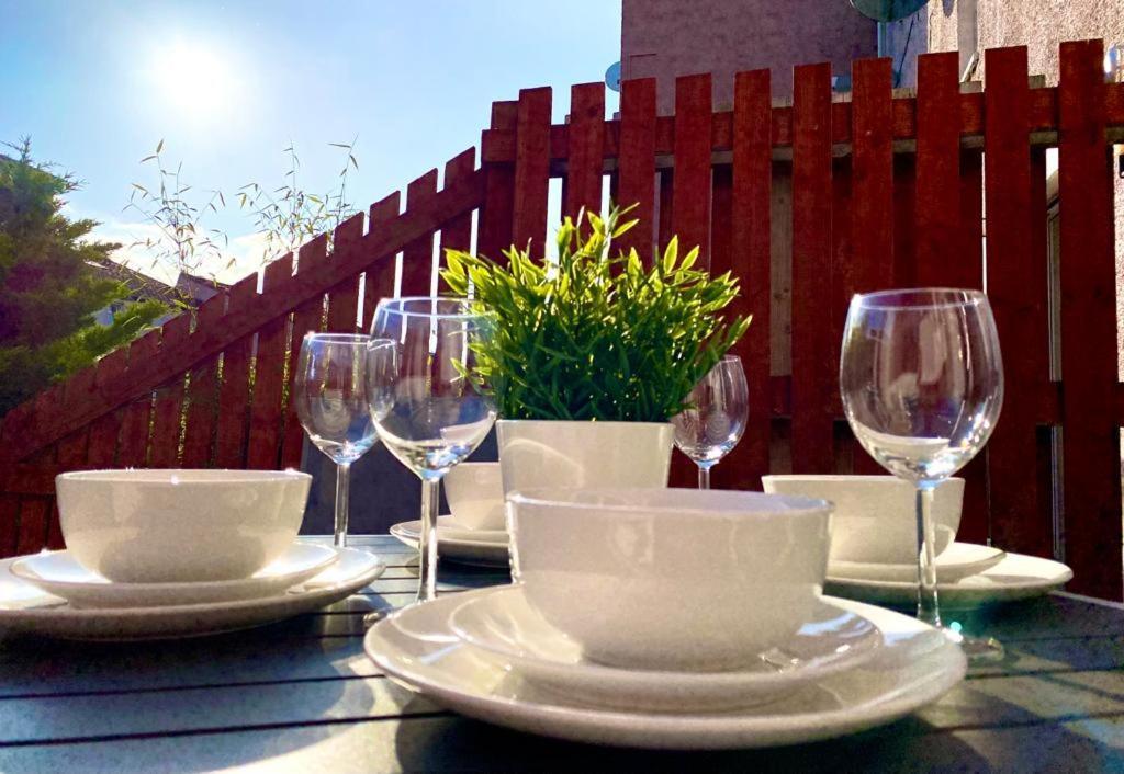 3 Bedroom - 2 Bathroom Townhouse In Corstorphine Near Murrayfield Stadium - Direct Bus To Edinburgh City Centre In 20 Minutes - Two Private Parking Spaces - Private Sunny Garden - Recently Refurbished מראה חיצוני תמונה