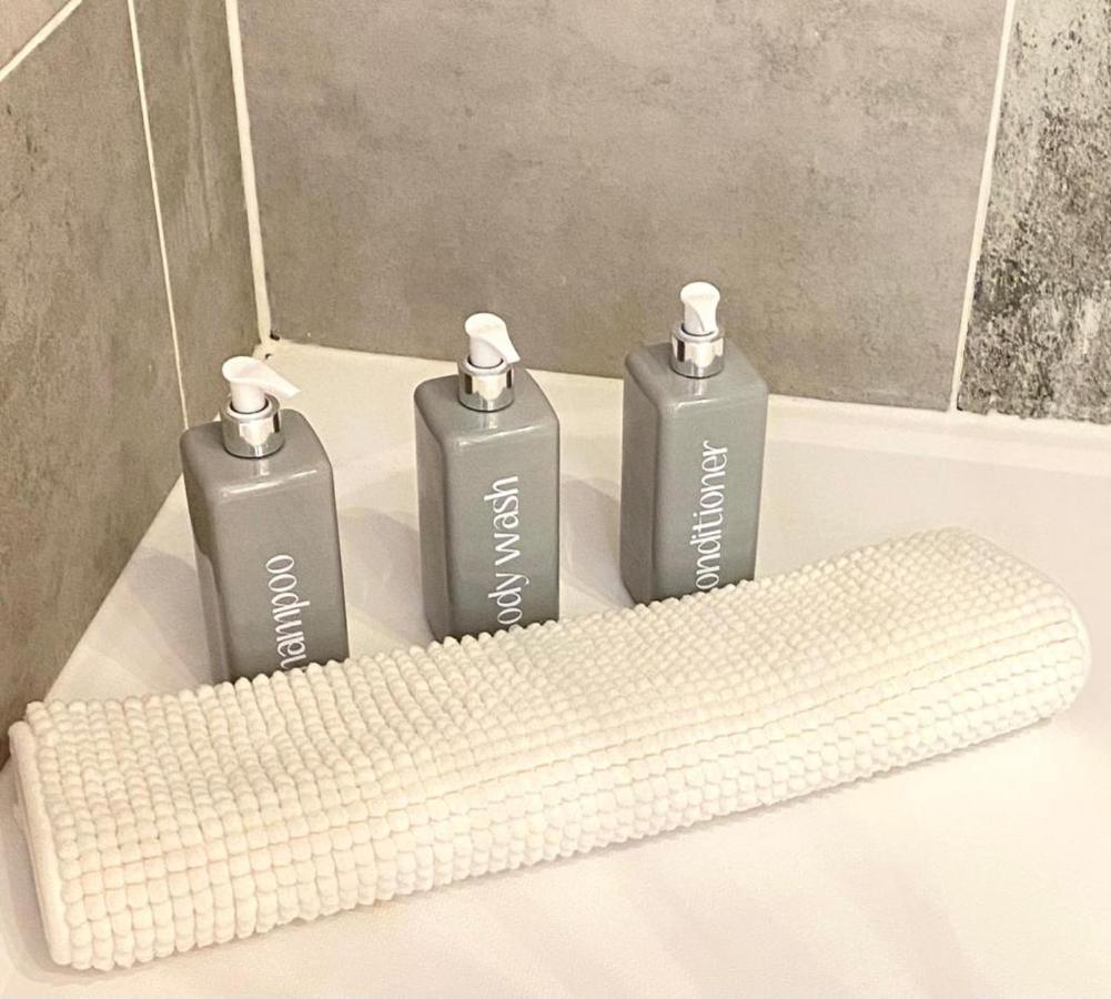 3 Bedroom - 2 Bathroom Townhouse In Corstorphine Near Murrayfield Stadium - Direct Bus To Edinburgh City Centre In 20 Minutes - Two Private Parking Spaces - Private Sunny Garden - Recently Refurbished מראה חיצוני תמונה