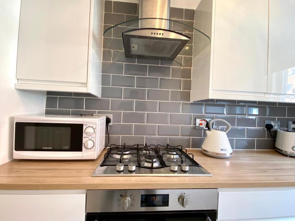 3 Bedroom - 2 Bathroom Townhouse In Corstorphine Near Murrayfield Stadium - Direct Bus To Edinburgh City Centre In 20 Minutes - Two Private Parking Spaces - Private Sunny Garden - Recently Refurbished מראה חיצוני תמונה
