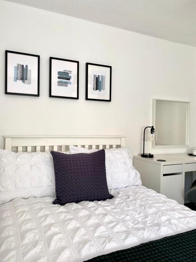 3 Bedroom - 2 Bathroom Townhouse In Corstorphine Near Murrayfield Stadium - Direct Bus To Edinburgh City Centre In 20 Minutes - Two Private Parking Spaces - Private Sunny Garden - Recently Refurbished מראה חיצוני תמונה