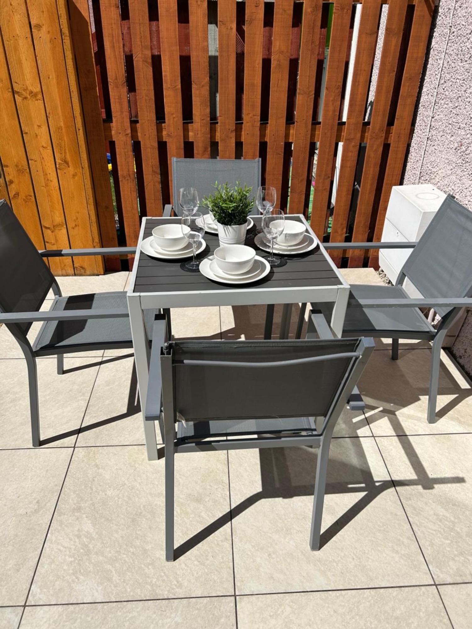 3 Bedroom - 2 Bathroom Townhouse In Corstorphine Near Murrayfield Stadium - Direct Bus To Edinburgh City Centre In 20 Minutes - Two Private Parking Spaces - Private Sunny Garden - Recently Refurbished מראה חיצוני תמונה
