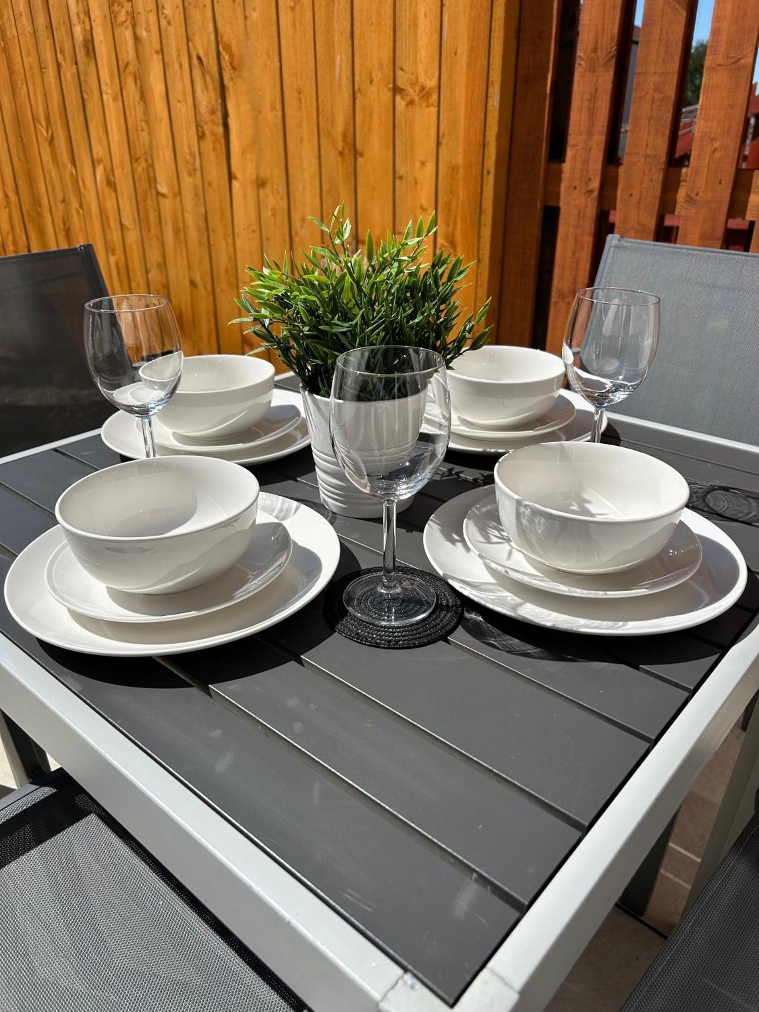 3 Bedroom - 2 Bathroom Townhouse In Corstorphine Near Murrayfield Stadium - Direct Bus To Edinburgh City Centre In 20 Minutes - Two Private Parking Spaces - Private Sunny Garden - Recently Refurbished מראה חיצוני תמונה