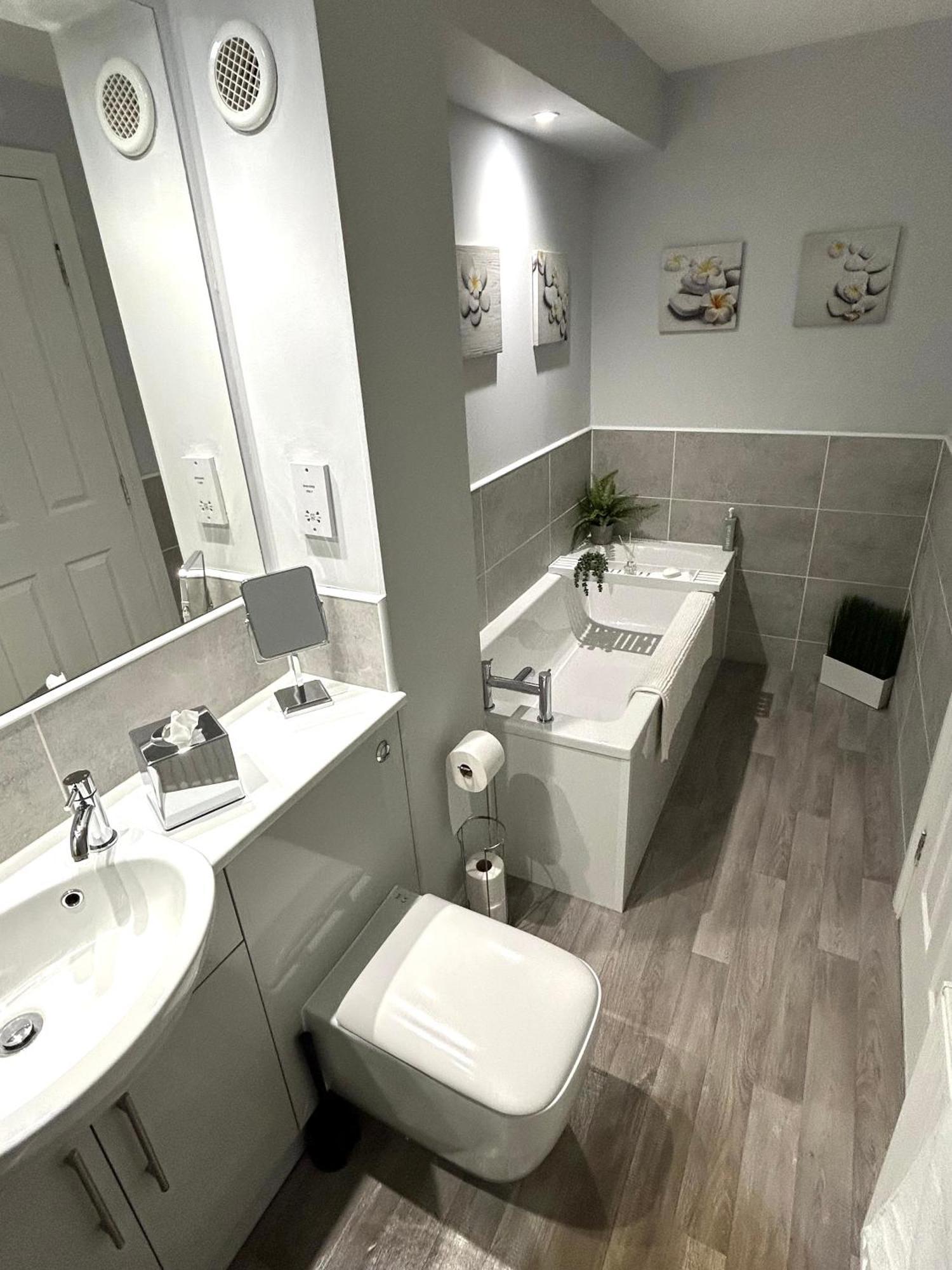 3 Bedroom - 2 Bathroom Townhouse In Corstorphine Near Murrayfield Stadium - Direct Bus To Edinburgh City Centre In 20 Minutes - Two Private Parking Spaces - Private Sunny Garden - Recently Refurbished מראה חיצוני תמונה