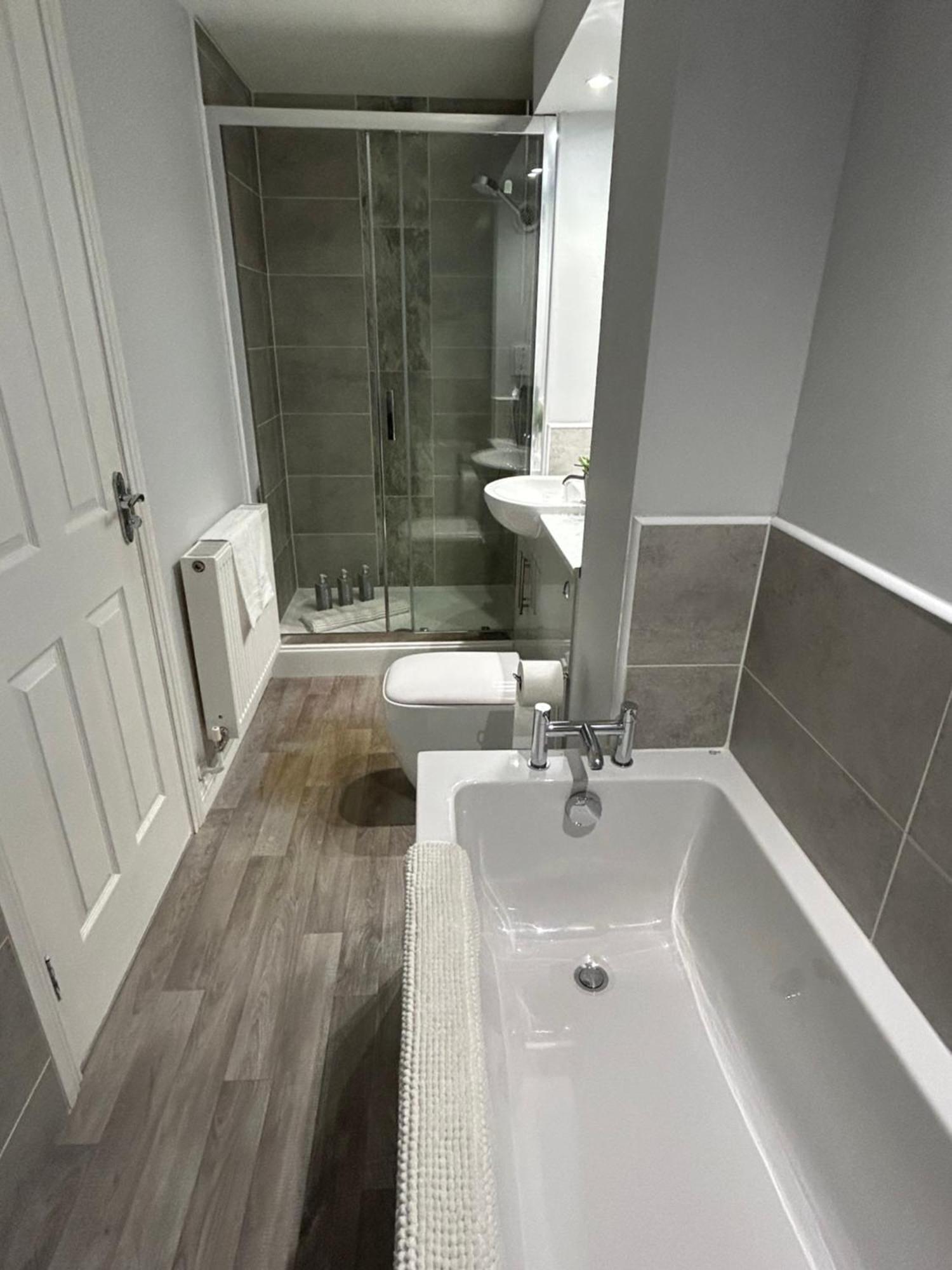 3 Bedroom - 2 Bathroom Townhouse In Corstorphine Near Murrayfield Stadium - Direct Bus To Edinburgh City Centre In 20 Minutes - Two Private Parking Spaces - Private Sunny Garden - Recently Refurbished מראה חיצוני תמונה